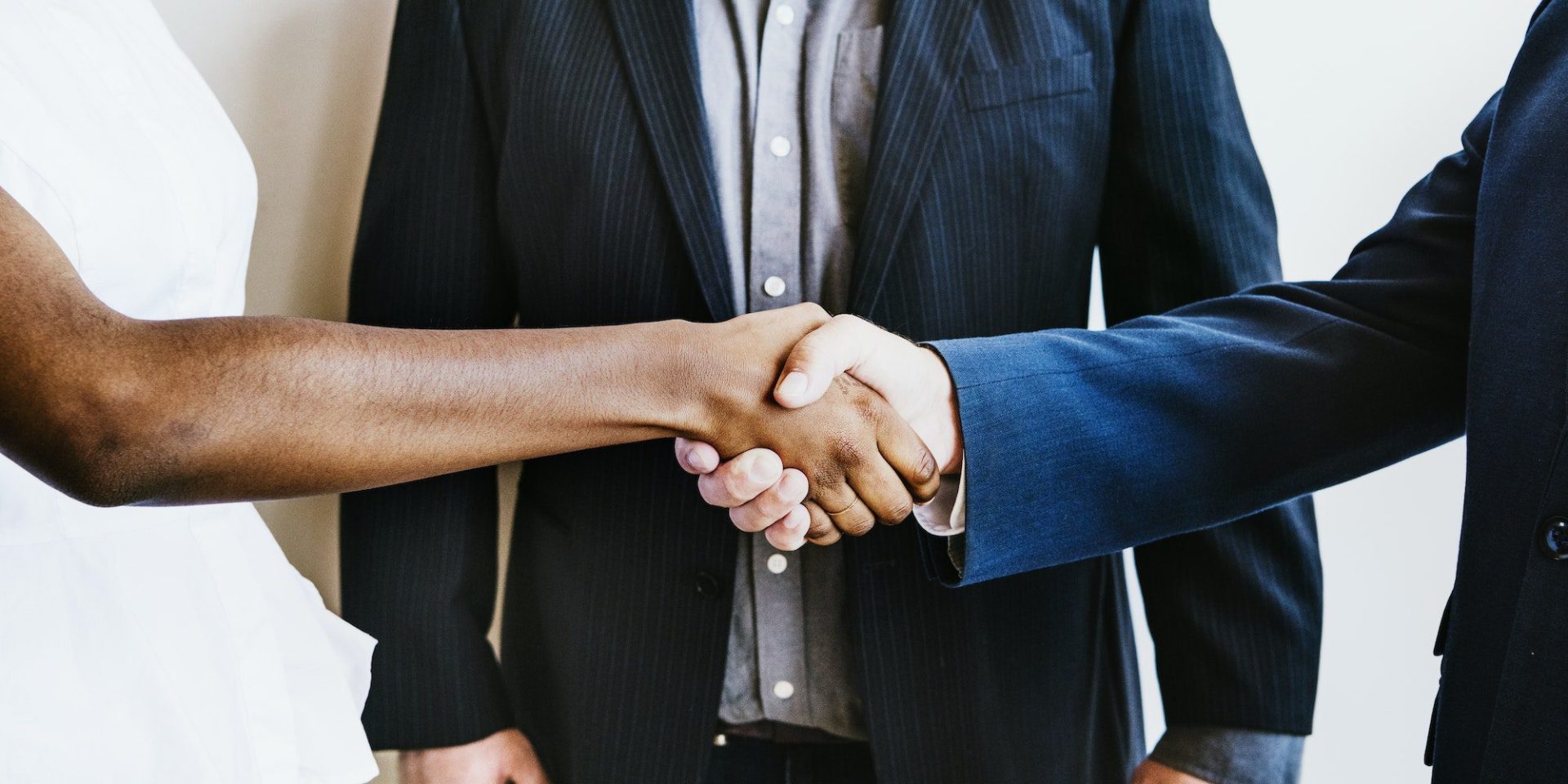 Partners Shaking Hands, Faculdade Matias Machline